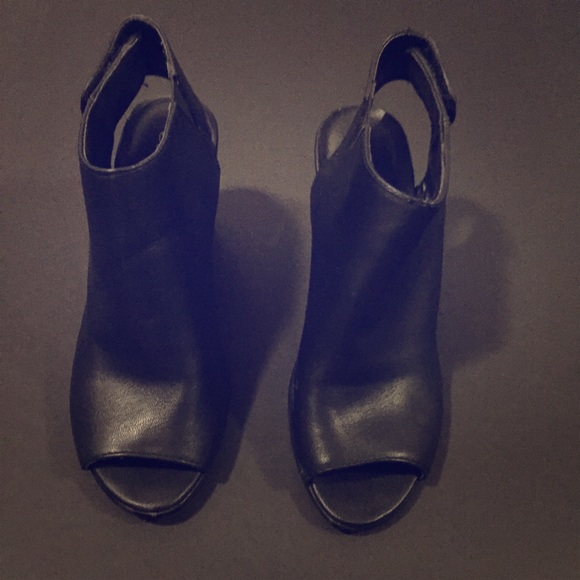 Black - Open toe Breckelle block heels 6.5.