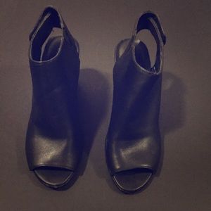 Black - Open toe Breckelle block heels 6.5.