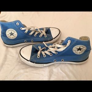 Blue high topped Converse All star shoes 💙👌🏼
