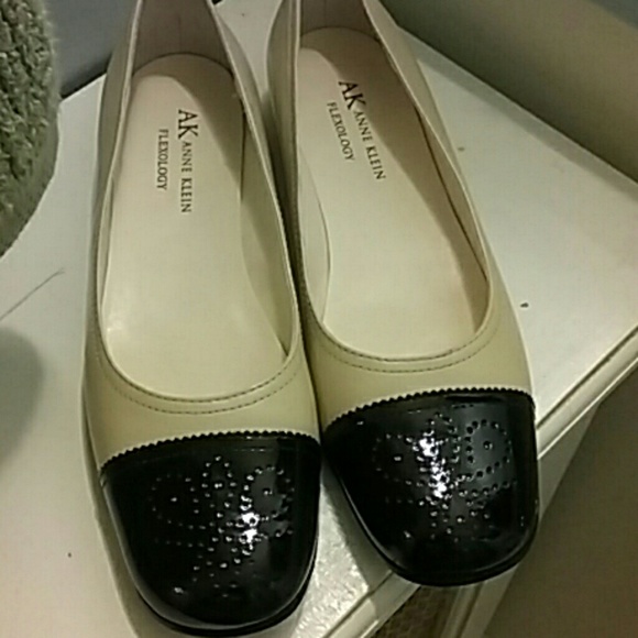 AK  Cream black patent leather
