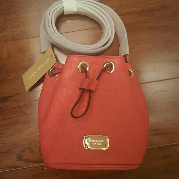 Michael Kors Handbags - Michael Kors drawstring leather crossbody