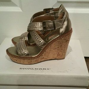 BANANA REPUBLIC WEDGES - GOLD