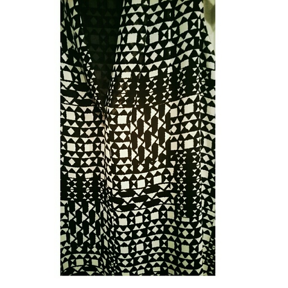 VINCE CAMUTO SLEEVELESS BLOUSE - Picture 3 of 3