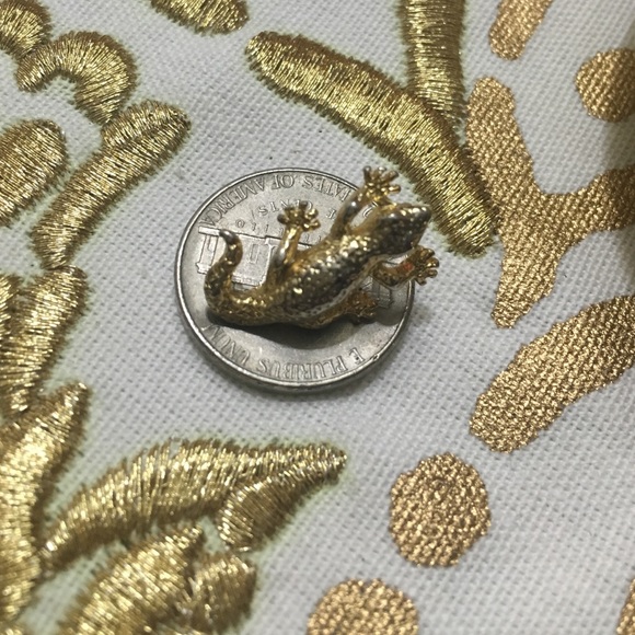 Vintage gecko / lizard pin. Gold finish.
