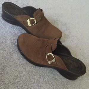 BROWN FLY FLOT CLOGS