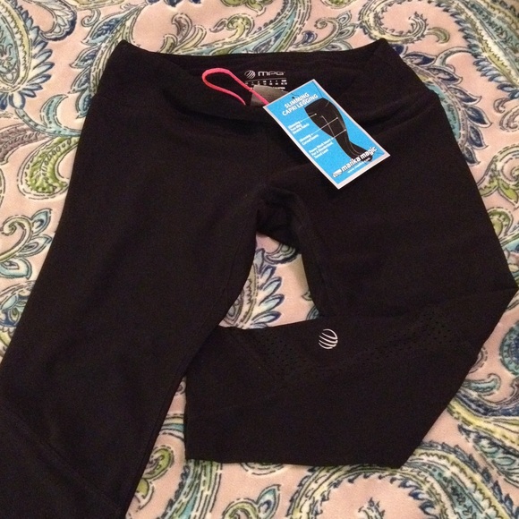 NWT  Marika Capri leggings