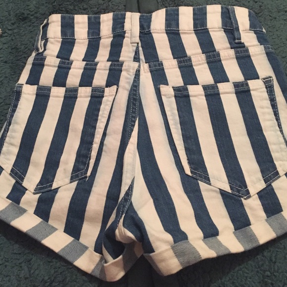 Shorts - Picture 2 of 3