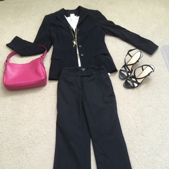 Beautiful Ann Taylor Loft (stretch) suit in black