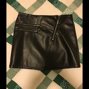NEVER WORN Black leather skirt with zipper detail