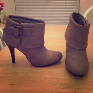 Cute grey low boots; size 7.5. NEVER WORN.