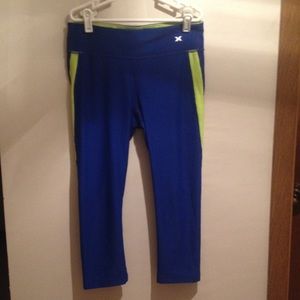 Xersion fitted workout capri leggings