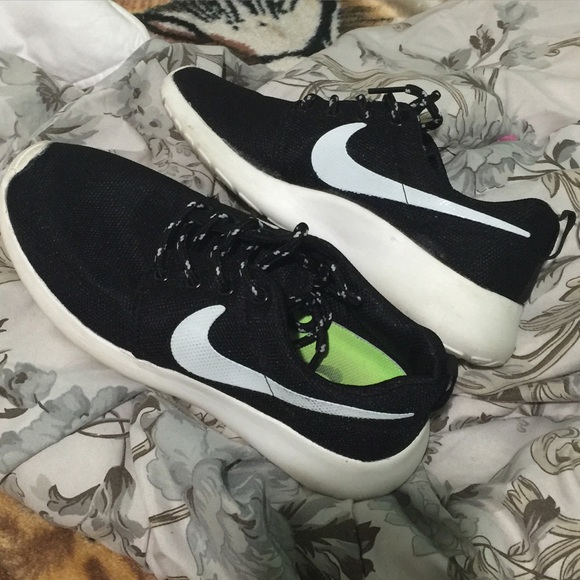 Black and white roshes size 7