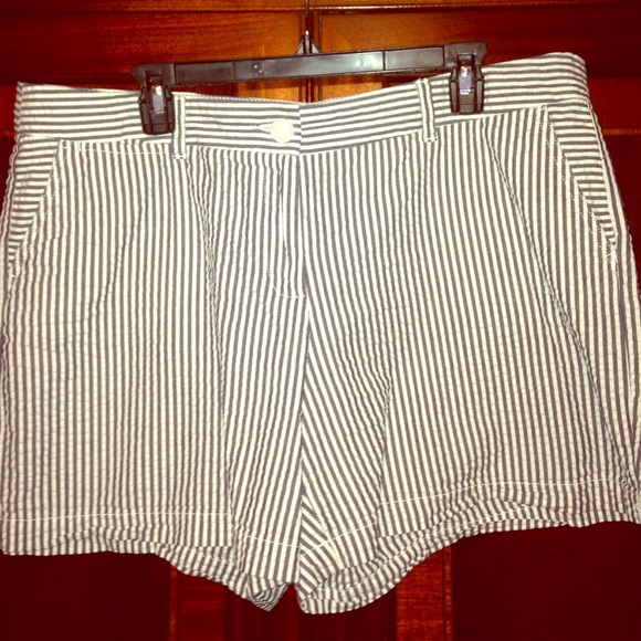 💕Seersucker Chambray & White Striped Shorts!💕