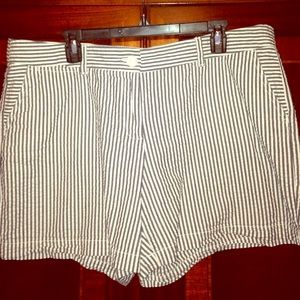 💕Seersucker Chambray & White Striped Shorts!💕
