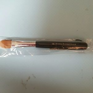 New concealer brush
