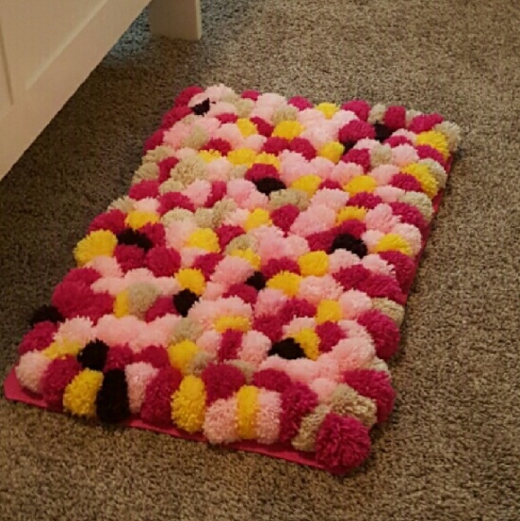 Pom pom rug - Picture 1 of 2