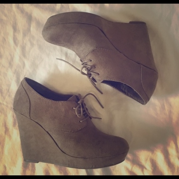 ❌SOLD❌Report suede booties