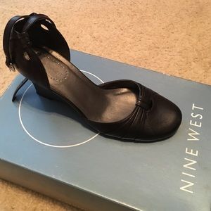 Black wedged leather close toe shoe