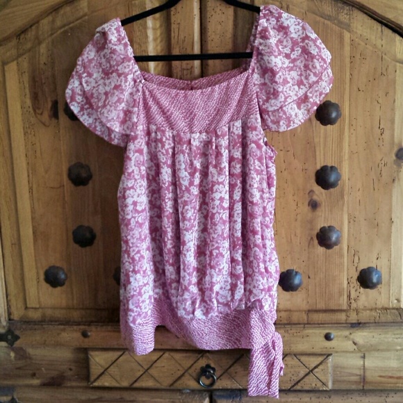 APT 9 brand Summer short sleeve top.