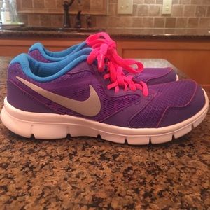 Nike kids tennis shoes size 5Y!