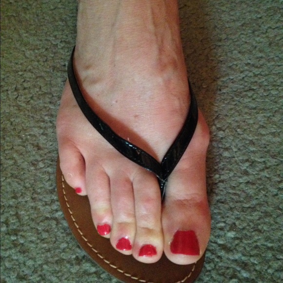 Ann Taylor black patent leather flip flops