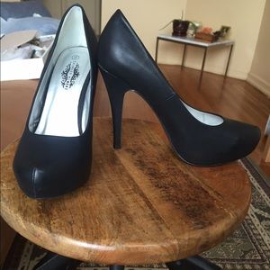 Black pumps