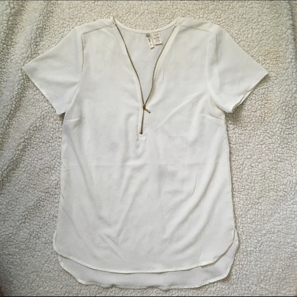 ⛔️SOLD | White V Neck Blouse