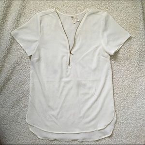 ⛔️SOLD | White V Neck Blouse