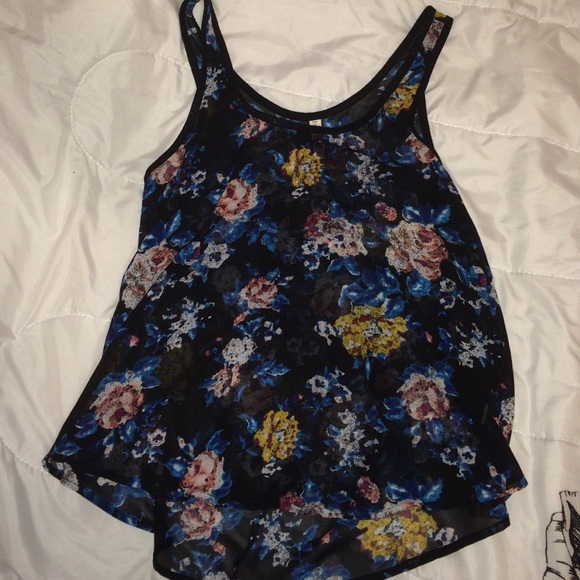 tank top S worn twice. LOOKS BRAN NEW❗️