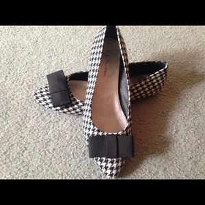 Black & white houndstooth flats