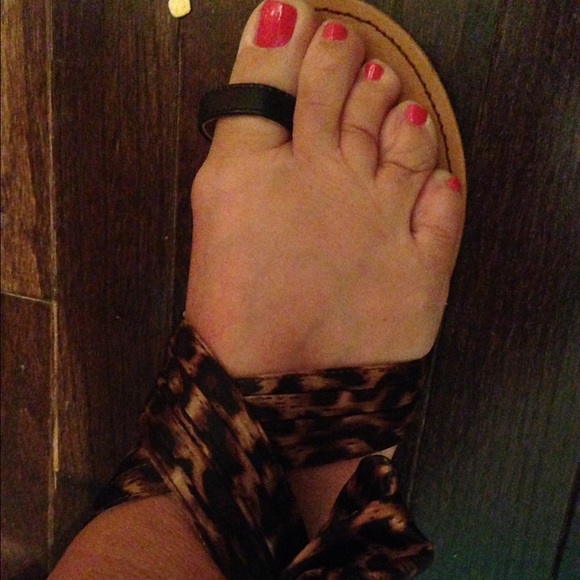 Adorable leopard bow sandals.
