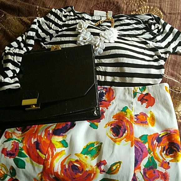 Ambar Trendsetting Floral Pencil skirt