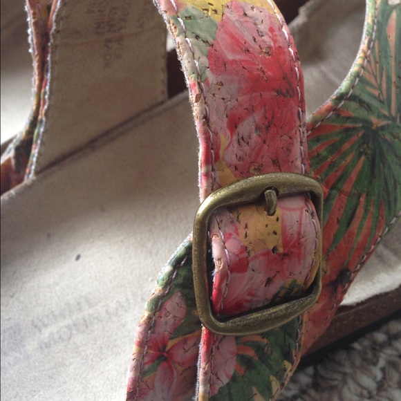 Sandals - Picture 3 of 4