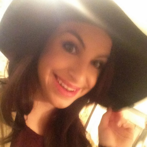 Meet your Posher, Courtney - Picture 1 of 1