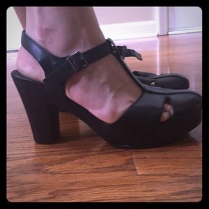 Strappy platform clogs