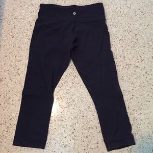 Lululemon Capri navy reversible black pants