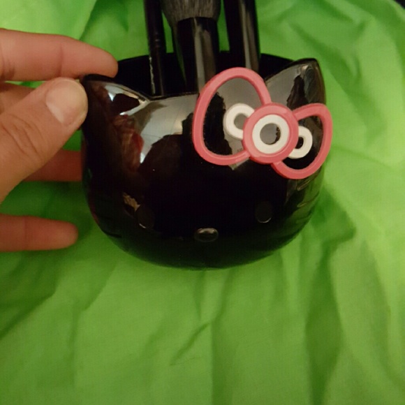 Mac cosmetics hello kitty brush set with holder