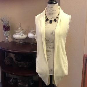 SOLD $10 Blow out💕 Cream sleeveless sweater