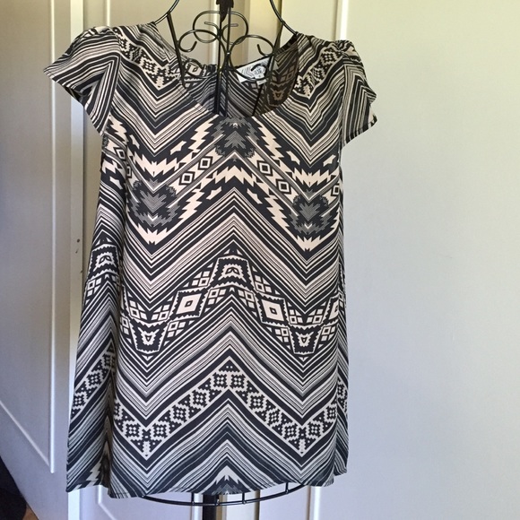 ASYMMETRICAL-HEM CAP SLEEVE BLOUSE - Picture 1 of 4