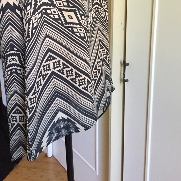 ASYMMETRICAL-HEM CAP SLEEVE BLOUSE - Picture 2 of 4