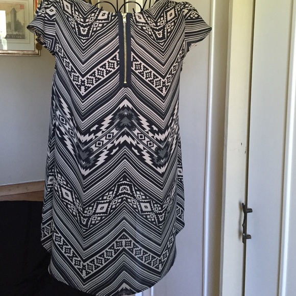 ASYMMETRICAL-HEM CAP SLEEVE BLOUSE - Picture 3 of 4