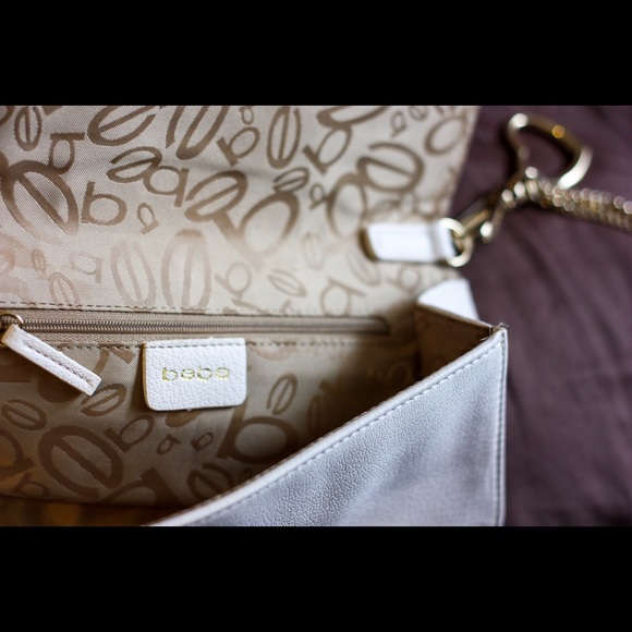 ‼️SOLD‼️ Bebe White and Gold Chain Clutch - Picture 3 of 4