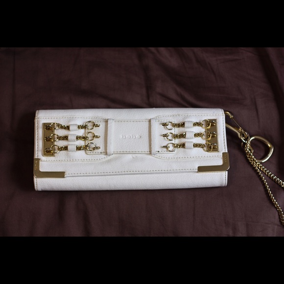 ‼️SOLD‼️ Bebe White and Gold Chain Clutch - Picture 4 of 4