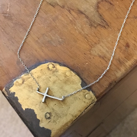 Silver Cross Necklace! ⭐️