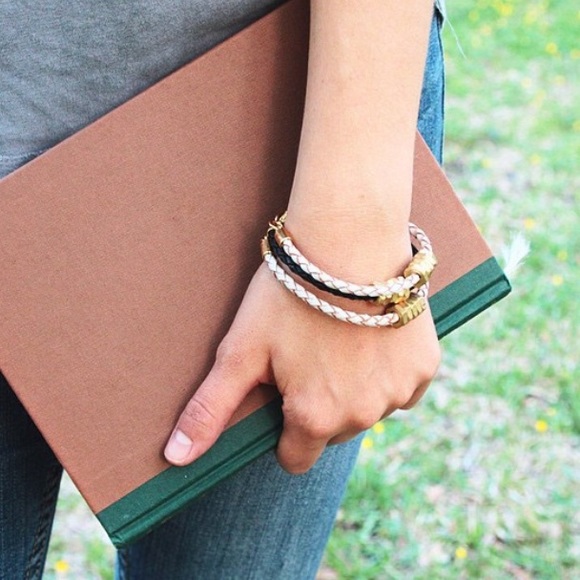 White Honeybee Bracelet - Picture 3 of 4