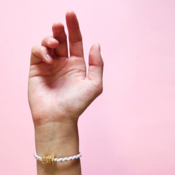 White Honeybee Bracelet - Picture 2 of 4