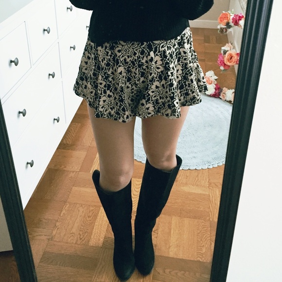 Brandy Melville sold out Floral print skort