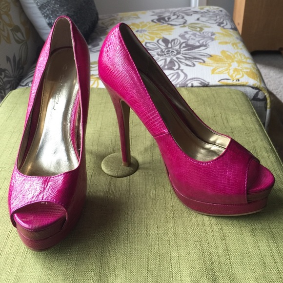Hot pink snake skin embossed heels! Sz 7 1/2