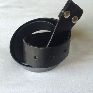 ♣️new listing♣️ perfect black leather belt.