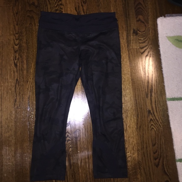 Cropped LuLuLemon camo print pants